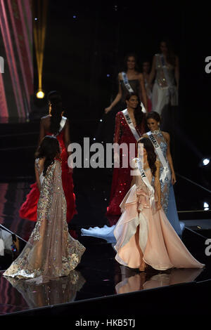 Pasay City, Filippine. 26 gen, 2017. Miss Universo concorrenti nel loro abito da sera a piedi sul palco durante il sessantacinquesimo Miss Universo costume nazionale show di Pasay City, Filippine. La partecipazione di musicisti provenienti da vari paesi e regioni sono nelle Filippine per il sessantacinquesimo Miss Universo pageant. Credito: Rouelle Umali/Xinhua/Alamy Live News Foto Stock