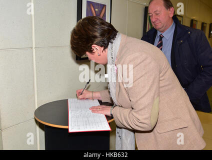 Armagh City, Regno Unito. Il 26 gennaio, 2017. DUP Leader Arlene Foster ha partecipato il memoriale dell'Olocausto evento al Marketplace in Armagh e ha firmato il libro degli ospiti in Armagh City, Irlanda del Nord. Credito: Mark inverno/Alamy Live News Foto Stock