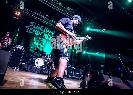 Trezzo sull'adda, Italia. 26 gen, 2017. Crossover trash band tendenze suicidarie suona dal vivo al Live Club di Trezzo sull'adda, Italia, per il Tour di persistenza 2017 Credit: Mairo Cinquetti/Alamy Live News Foto Stock