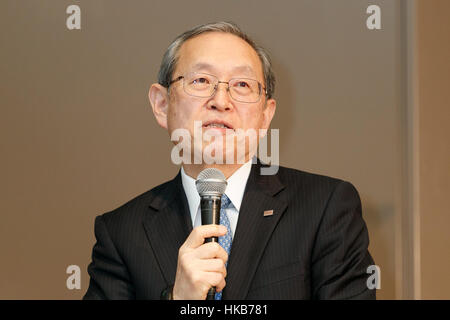 Tokyo, Giappone. 27 gennaio, 2017. Toshiba Corporation Presidente Satoshi Tsunakawa parla durante una conferenza stampa presso la sede della società il 27 gennaio 2017, Tokyo, Giappone. Toshiba ha annunciato piani per separare una parte del suo core chip di memoria business (escludendo il sensore di immagine aziendale) per raccogliere denaro a fronte di un indebitamento eccessivo generato dal suo US business nucleare. L'annuncio è arrivato dopo Toshiba il Consiglio ha approvato la decisione in precedenza su Venerdì, 27 gennaio. Credito: Rodrigo Reyes Marin/AFLO/Alamy Live News Foto Stock