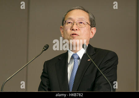 Tokyo, Giappone. 27 gennaio, 2017. Toshiba Corporation Presidente Satoshi Tsunakawa parla durante una conferenza stampa presso la sede della società il 27 gennaio 2017, Tokyo, Giappone. Toshiba ha annunciato piani per separare una parte del suo core chip di memoria business (escludendo il sensore di immagine aziendale) per raccogliere denaro a fronte di un indebitamento eccessivo generato dal suo US business nucleare. L'annuncio è arrivato dopo Toshiba il Consiglio ha approvato la decisione in precedenza su Venerdì, 27 gennaio. Credito: Rodrigo Reyes Marin/AFLO/Alamy Live News Foto Stock