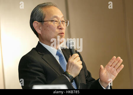 Tokyo, Giappone. 27 gennaio, 2017. Toshiba Corporation Presidente Satoshi Tsunakawa parla durante una conferenza stampa presso la sede della società il 27 gennaio 2017, Tokyo, Giappone. Toshiba ha annunciato piani per separare una parte del suo core chip di memoria business (escludendo il sensore di immagine aziendale) per raccogliere denaro a fronte di un indebitamento eccessivo generato dal suo US business nucleare. L'annuncio è arrivato dopo Toshiba il Consiglio ha approvato la decisione in precedenza su Venerdì, 27 gennaio. Credito: Rodrigo Reyes Marin/AFLO/Alamy Live News Foto Stock