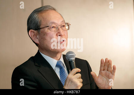 Tokyo, Giappone. 27 gennaio, 2017. Toshiba Corporation Presidente Satoshi Tsunakawa parla durante una conferenza stampa presso la sede della società il 27 gennaio 2017, Tokyo, Giappone. Toshiba ha annunciato piani per separare una parte del suo core chip di memoria business (escludendo il sensore di immagine aziendale) per raccogliere denaro a fronte di un indebitamento eccessivo generato dal suo US business nucleare. L'annuncio è arrivato dopo Toshiba il Consiglio ha approvato la decisione in precedenza su Venerdì, 27 gennaio. Credito: Rodrigo Reyes Marin/AFLO/Alamy Live News Foto Stock