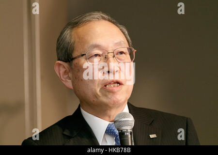 Tokyo, Giappone. 27 gennaio, 2017. Toshiba Corporation Presidente Satoshi Tsunakawa parla durante una conferenza stampa presso la sede della società il 27 gennaio 2017, Tokyo, Giappone. Toshiba ha annunciato piani per separare una parte del suo core chip di memoria business (escludendo il sensore di immagine aziendale) per raccogliere denaro a fronte di un indebitamento eccessivo generato dal suo US business nucleare. L'annuncio è arrivato dopo Toshiba il Consiglio ha approvato la decisione in precedenza su Venerdì, 27 gennaio. Credito: Rodrigo Reyes Marin/AFLO/Alamy Live News Foto Stock