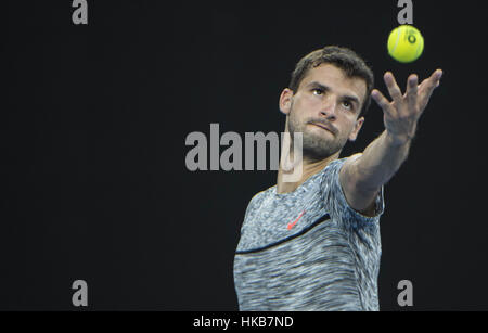 Melbourne, Australia. 27 gennaio, 2017. La Bulgaria Grigor Dimitrov serve durante gli uomini singoli semifinale contro la Spagna di Rafael Nadal presso l'Australian Open di tennis campionati di Melbourne, Australia, Gennaio 27, 2017. Credito: Lui Siu Wai/Xinhua/Alamy Live News Foto Stock