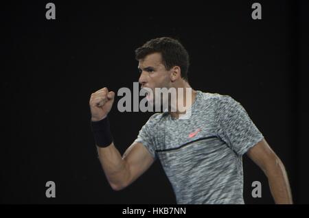 Melbourne, Australia. 27 gennaio, 2017. La Bulgaria Grigor Dimitrov reagisce durante gli uomini singoli semifinale contro la Spagna di Rafael Nadal presso l'Australian Open di tennis campionati di Melbourne, Australia, Gennaio 27, 2017. Credito: Lui Siu Wai/Xinhua/Alamy Live News Foto Stock