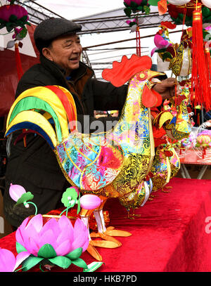 Nanjing, cinese della provincia di Jiangsu. 27 gennaio, 2017. Cao Zhenrong, l'erede di Jiangsu provincial patrimonio culturale immateriale, lanterne si blocca nel suo stand al mercato lanterna durante il trentunesimo Lanterna Qinhuai fiera in Nanjing, a est della capitale cinese della provincia di Jiangsu, Gennaio 27, 2017. La lanterna mercato aperto al pubblico alla vigilia della festa della primavera. Credito: Sun può/Xinhua/Alamy Live News Foto Stock