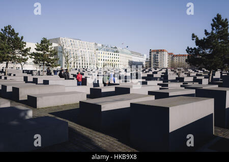 Berlin, Berlin, Germania. 27 gennaio, 2017. Il Memoriale della assassinato ebrei dell'Europa conosciuto anche come il Memoriale dell'Olocausto (tedesco: Holocaust-Mahnmal) internazionali sull'Olocausto Giorno del Ricordo, un international memorial day il 27 gennaio. Il monumento è costituito da 2711 rettangolare di blocchi di calcestruzzo, stabiliti in una formazione a griglia. Credito: Jan Scheunert/ZUMA filo/Alamy Live News Foto Stock