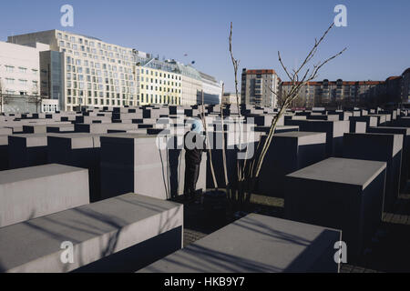 Berlin, Berlin, Germania. 27 gennaio, 2017. Il Memoriale della assassinato ebrei dell'Europa conosciuto anche come il Memoriale dell'Olocausto (tedesco: Holocaust-Mahnmal) internazionali sull'Olocausto Giorno del Ricordo, un international memorial day il 27 gennaio. Il monumento è costituito da 2711 rettangolare di blocchi di calcestruzzo, stabiliti in una formazione a griglia. Credito: Jan Scheunert/ZUMA filo/Alamy Live News Foto Stock