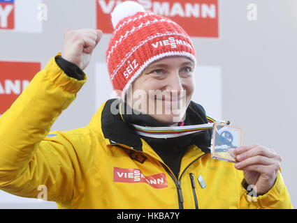 Innbruck, Austria. 27 gennaio, 2017. Tatjana Huefner dalla Germania celebra dopo arrivando in terza durante la donna della monoposto sprint evento presso la Coppa del Mondo di slittino a Innbruck, Austria, 27 gennaio 2017. Foto: Tobias Hase/dpa/Alamy Live News Foto Stock