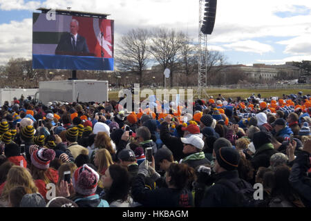 Washington, Distretto di Columbia, Stati Uniti d'America. 27 gennaio, 2017. Vice Presidente Mike Pence visto su un grande schermo video parlando in un rally a motivo del Monumento di Washington con parte della folla che guarda la prima il 44 Marzo a vita per la Corte Suprema ha avuto luogo. Credito: Evan Golub/ZUMA filo/Alamy Live News Foto Stock