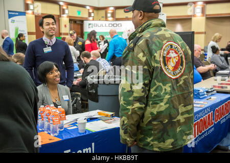 Clinton Township, Michigan STATI UNITI D'America - 27 Gennaio 2017 - una fiera del lavoro per i veterani e le persone con disabilità, sponsorizzato dalla società americana dei datori di lavoro. Jeffrey McCoy, un veterano della Marina, colloqui con reclutatori da Kroger's. Credito: Jim West/Alamy Live News Foto Stock