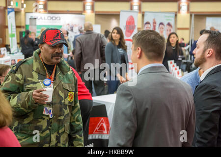 Clinton Township, Michigan STATI UNITI D'America - 27 Gennaio 2017 - una fiera del lavoro per i veterani e le persone con disabilità, sponsorizzato dalla società americana dei datori di lavoro. Jeffrey McCoy, un veterano della Marina, colloqui con selezionatori. Credito: Jim West/Alamy Live News Foto Stock