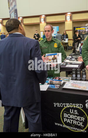 Clinton Township, Michigan STATI UNITI D'America - 27 Gennaio 2017 - una fiera del lavoro per i veterani e le persone con disabilità, sponsorizzato dalla società americana dei datori di lavoro. Stati Uniti Pattuglia di Confine Agent Jeffrey Canvasser colloqui con un job seeker. Credito: Jim West/Alamy Live News Foto Stock