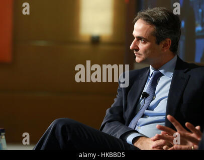 Atene, Grecia. 27 gennaio, 2017. Greco opposizione principale nuova democrazia di leader di partito, Kyriakos Mitsotakis prende parte a un dibattito su intitolata 'L'America e l'Europa nel mondo", organizzata dal 'economista' ad Atene, in Grecia, il 27 gennaio 2017. ©Elias Verdi/Alamy Live News Foto Stock