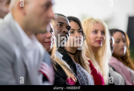 West Palm Beach, Stati Uniti d'America. 27 gennaio, 2017. Buteau Frenel, Haiti (centro) era uno di 448 immigrati di prendere parte ad una cerimonia di naturalizzazione presso il South Florida Fair di West Palm Beach, Florida. Credito: Allen Eyestone/Palm Beach post/ZUMA filo/Alamy Live News Foto Stock