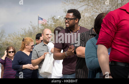 West Palm Beach, Stati Uniti d'America. 27 gennaio, 2017. Gli immigrati e le loro famiglie lineup presso il South Florida Fairgrounds per una cerimonia di naturalizzazione a West Palm Beach, Florida. Quattro cento e quaranta otto persone hanno dato il loro giuramento per gli Stati Uniti. Credito: Allen Eyestone/Palm Beach post/ZUMA filo/Alamy Live News Foto Stock