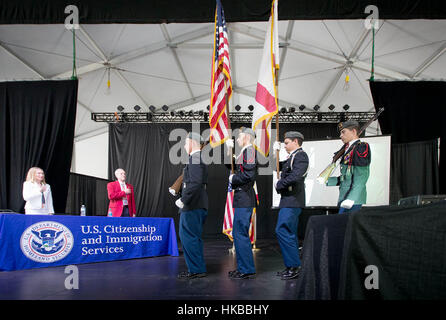 West Palm Beach, Stati Uniti d'America. 27 gennaio, 2017. Seminole Ridge alta JROTC Color Guard porta il flag per la cerimonia di naturalizzazione presso il South Florida Fair di West Palm Beach, Florida. Credito: Allen Eyestone/Palm Beach post/ZUMA filo/Alamy Live News Foto Stock