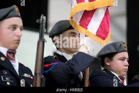 West Palm Beach, Stati Uniti d'America. 27 gennaio, 2017. Seminole Ridge alta JROTC Color Guard porta il flag per la cerimonia di naturalizzazione presso il South Florida Fair di West Palm Beach, Florida. Credito: Allen Eyestone/Palm Beach post/ZUMA filo/Alamy Live News Foto Stock