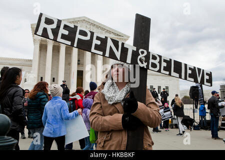 Washington, DC, Stati Uniti d'America. Il 27 gennaio, 2017.Migliaia di pro-vita attivisti marzo dal National Mall alla Corte suprema per il Movimento per la vita annuale di marzo. Molti pro-scelta anche gli attivisti si riuniscono di fronte alla Corte suprema, dove entrambi i lati protesta fianco a fianco. Credito: B Christopher/Alamy Live News Foto Stock