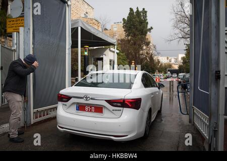 Gerusalemme, Israele. 27 gennaio, 2017. Investigatori della polizia arrivare in ingresso al Primo Ministro israeliano Benjamin Netanyahu ha la residenza in Gerusalemme. Il Primo Ministro israeliano Benjamin Netanyahu sta indagando la frode nazionale unità per la terza volta. Credito: JINI/Xinhua/Alamy Live News Foto Stock