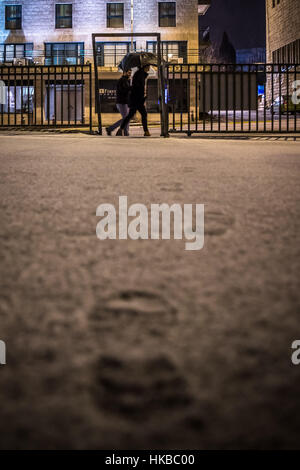 Gerusalemme, Israele. 27 gennaio, 2017. La gente a piedi su una coperta di neve della strada di Gerusalemme. Gerusalemme ha visto una nevicata Venerdì notte. Credito: Guo Yu/Xinhua/Alamy Live News Foto Stock