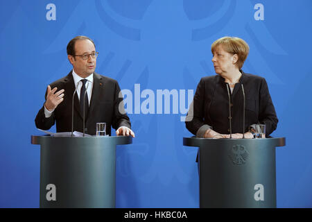 Berlino, Germania. 27 gennaio, 2017. Il cancelliere tedesco Angela Merkel (R) e il Presidente francese Francois Hollande partecipare ad una conferenza stampa congiunta di Berlino, Germania. Credito: Qing Wang/Xinhua/Alamy Live News Foto Stock