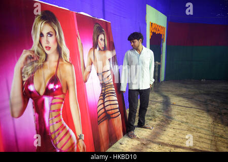 Soanpur, India. 24 Novembre, 2015. 24 nov 2015 - Soanpur - INDIA.Un giovane uomo arriva a guardare a tutte le donne di notte di teatro danza presso la Soanpur fiera del bestiame.Tradizionalmente l'India è un molto maschile ha dominato la società. Credito: Subhash Sharma/ZUMA filo/Alamy Live News Foto Stock