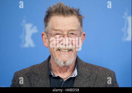 Berlino, Germania. 13 feb 2012. Attore britannico John Hurt assiste il photocall per il film 'Jayne Mansfield Auto dell' durante il 62° Festival Internazionale del Cinema di Berlino, Berlino, Germania, 13 febbraio 2012. Il film è presentato in concorso alla sessantaduesima Berlinale in esecuzione dal 09 al 19 febbraio. Foto: Sebastian Kahnert | in tutto il mondo di utilizzo/dpa/Alamy Live News Foto Stock