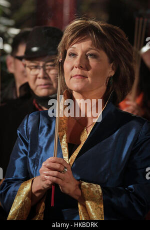 Richmond, Canada. 27 gennaio, 2017. British Columbia Premier Christy Clark prega con incenso a un tempio per accogliere il nuovo anno lunare cinese a Richmond, Canada, Gennaio 27, 2017. Credito: Liang Sen/Xinhua/Alamy Live News Foto Stock