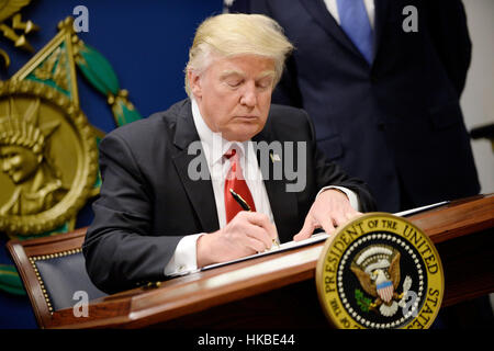 Washington, USA. 27 gennaio, 2017. Il Presidente degli Stati Uniti, Donald Trump segni degli ordini esecutivi in Hall of Heroes presso il Dipartimento della Difesa in Virginia, 27 gennaio 2017. Credito: Olivier Douliery/Piscina via CNP - nessun filo SERViCE - foto: Olivier Douliery/consolidato/dpa/Alamy Live News Foto Stock