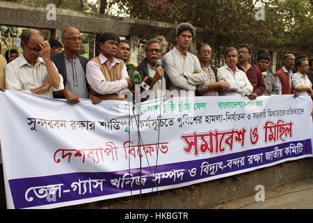 Dacca in Bangladesh. 28 gen, 2017. I membri del Comitato Nazionale per la protezione del petrolio, del gas o di risorse minerali, potenza e porte frequentare un rally per protestare la polizia attacca su di essi durante lo sciopero a Dhaka, nel Bangladesh, 28 gennaio 2017. Le forze di polizia usato gas lacrimogeni e conchiglie di canon di acqua per disperdere i dimostranti il 26 gennaio, quando essi hanno osservato una mezza giornata di sciopero per protestare la centrale a carbone di Dhaka. Il Bangladesh ha firmato un accordo con l'India per impostare il 1.300 megawatt di potenza termica impianto Rampal. Credito: ZUMA Press, Inc./Alamy Live News Foto Stock