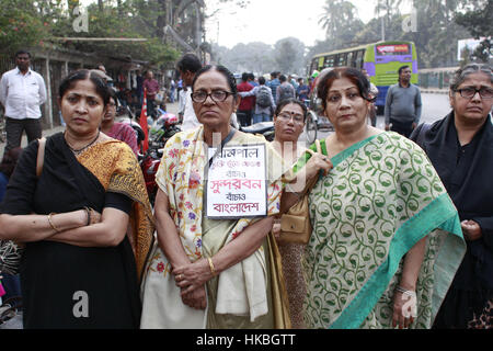 Dacca in Bangladesh. 28 gen, 2017. I membri del Comitato Nazionale per la protezione del petrolio, del gas o di risorse minerali, potenza e porte frequentare un rally per protestare la polizia attacca su di essi durante lo sciopero a Dhaka, nel Bangladesh, 28 gennaio 2017. Le forze di polizia usato gas lacrimogeni e conchiglie di canon di acqua per disperdere i dimostranti il 26 gennaio, quando essi hanno osservato una mezza giornata di sciopero per protestare la centrale a carbone di Dhaka. Il Bangladesh ha firmato un accordo con l'India per impostare il 1.300 megawatt di potenza termica impianto Rampal. Credito: ZUMA Press, Inc./Alamy Live News Foto Stock