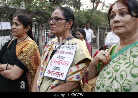 Dacca in Bangladesh. 28 gen, 2017. I membri del Comitato Nazionale per la protezione del petrolio, del gas o di risorse minerali, potenza e porte frequentare un rally per protestare la polizia attacca su di essi durante lo sciopero a Dhaka, nel Bangladesh, 28 gennaio 2017. Le forze di polizia usato gas lacrimogeni e conchiglie di canon di acqua per disperdere i dimostranti il 26 gennaio, quando essi hanno osservato una mezza giornata di sciopero per protestare la centrale a carbone di Dhaka. Il Bangladesh ha firmato un accordo con l'India per impostare il 1.300 megawatt di potenza termica impianto Rampal. Credito: ZUMA Press, Inc./Alamy Live News Foto Stock