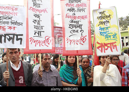 Dacca in Bangladesh. 28 gen, 2017. I membri del Comitato Nazionale per la protezione del petrolio, del gas o di risorse minerali, potenza e porte frequentare un rally per protestare la polizia attacca su di essi durante lo sciopero a Dhaka, nel Bangladesh, 28 gennaio 2017. Le forze di polizia usato gas lacrimogeni e conchiglie di canon di acqua per disperdere i dimostranti il 26 gennaio, quando essi hanno osservato una mezza giornata di sciopero per protestare la centrale a carbone di Dhaka. Il Bangladesh ha firmato un accordo con l'India per impostare il 1.300 megawatt di potenza termica impianto Rampal. Credito: ZUMA Press, Inc./Alamy Live News Foto Stock