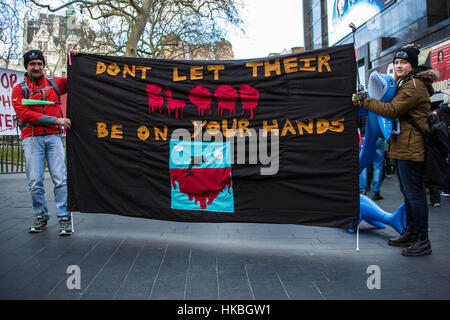 Londra, UK. Il 28 gennaio, 2017. I manifestanti hanno marciato nel centro di Londra e aderito all'Ambasciata giapponese a dimostrare contro il continuo abbattimento dei delfini nel Taiji. David Rowe/Alamy Live News Foto Stock