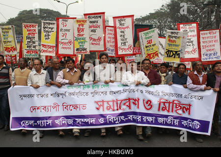 Dacca in Bangladesh. 28 gen, 2017. I membri del Comitato Nazionale per la protezione del petrolio, del gas o di risorse minerali, potenza e porte frequentare un rally per protestare la polizia attacca su di essi durante lo sciopero a Dhaka, nel Bangladesh, 28 gennaio 2017. Le forze di polizia usato gas lacrimogeni e conchiglie di canon di acqua per disperdere i dimostranti il 26 gennaio, quando essi hanno osservato una mezza giornata di sciopero per protestare la centrale a carbone di Dhaka. Il Bangladesh ha firmato un accordo con l'India per impostare il 1.300 megawatt di potenza termica impianto Rampal. Credito: ZUMA Press, Inc./Alamy Live News Foto Stock