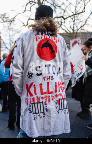 Londra, Regno Unito. Il 28 gennaio 2017. Centinaia di attivisti prendere parte a una manifestazione di protesta contro l'uccisione di delfini nel Taiji in Giappone. Raduno a Leicester Square il Marzo percorsa all'Ambasciata giapponese attraverso Trafalgar Square. © Stephen Chung / Alamy Live News Foto Stock