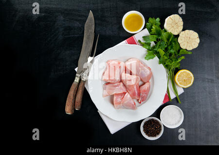 Materie carne di coniglio con gli ingredienti della cucina Foto Stock