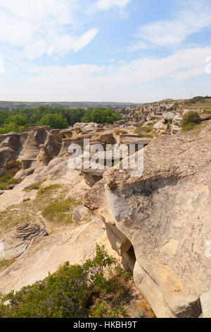 Hoodoo badlands della Scrittura su pietra Parco Provinciale e Aisinaipi National Historic Site in Alberta, Canada. Foto Stock