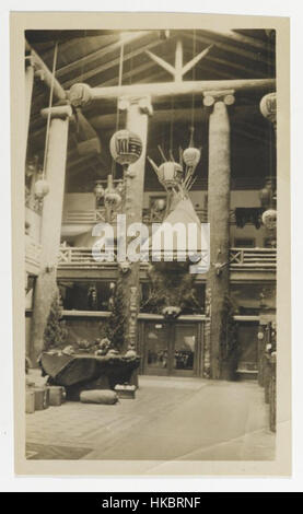 Questa opera d'arte senza titolo del Brooklyn Museum espone una sala espositiva con una pelle di orso e manufatti dei nativi americani. Il pezzo enfatizza la storia culturale e l'esposizione di manufatti indigeni in un ambiente museale. Foto Stock