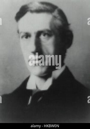 Questa foto in bianco e nero di John Norman Collie cattura un momento della storia, forse dell'inizio del XX secolo, con particolare attenzione alle dinamiche sociali o a una figura storica. Foto Stock