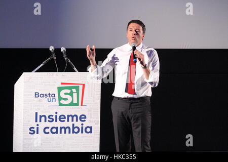 Frosinone, Italia - 8 novembre 2016: La campagna elettorale di Matteo Renzi per il referendum sulla Costituzione Foto Stock