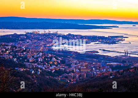 Antenna vista serale di Trieste, capitale della Regione Friuli Venezia Giulia in Italia Foto Stock