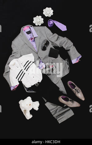 Composizione del costume grigio e scarpe con violet camicia e cravatta Foto Stock