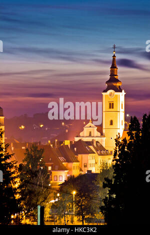 Campanile di una chiesa in un colorato tramonto, città di Krizevci, Croazia Foto Stock