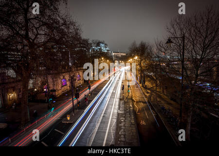 London, Regno Unito - 25 Gennaio 2016: luce di striature di auto come visto dalla cima del Giubileo d oro ponte alla stazione Embankment Foto Stock