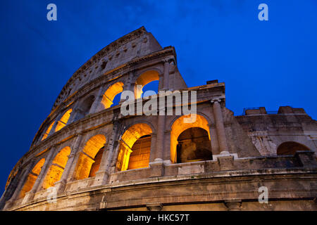 Colosseo a Roma durante la notte con le luci accese Foto Stock