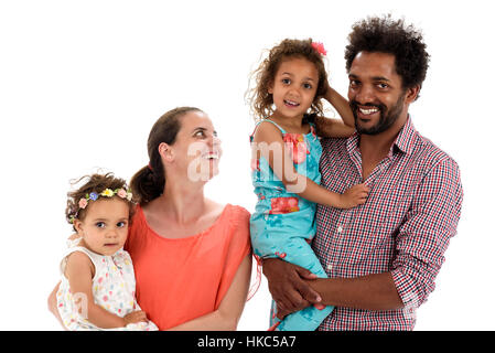 Felice interracial Famiglia celebra, ridendo e divertendosi con ispanico americano africano padre, madre caucasica e Mulatto bambini figlia Foto Stock