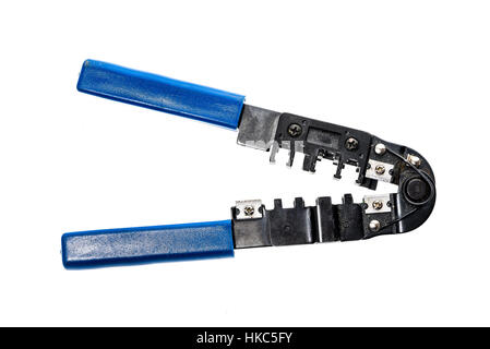 Pinza a crimpare isolati su sfondo bianco. Computer e pinze di telecomunicazione. Foto Stock